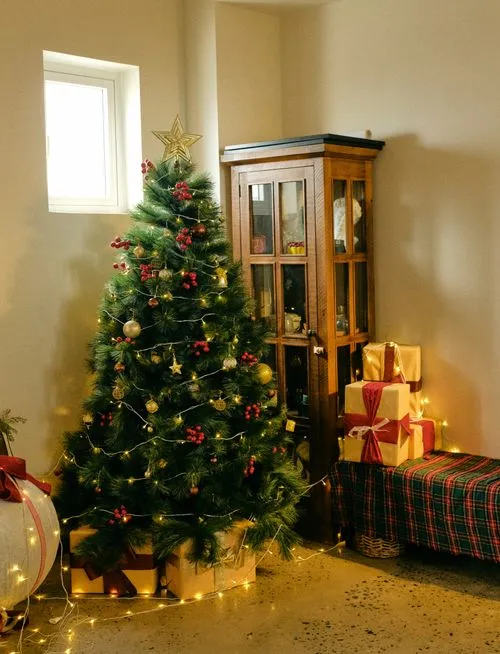Cozy Christmas Interior with Decorated Tree · Free Stock Photo