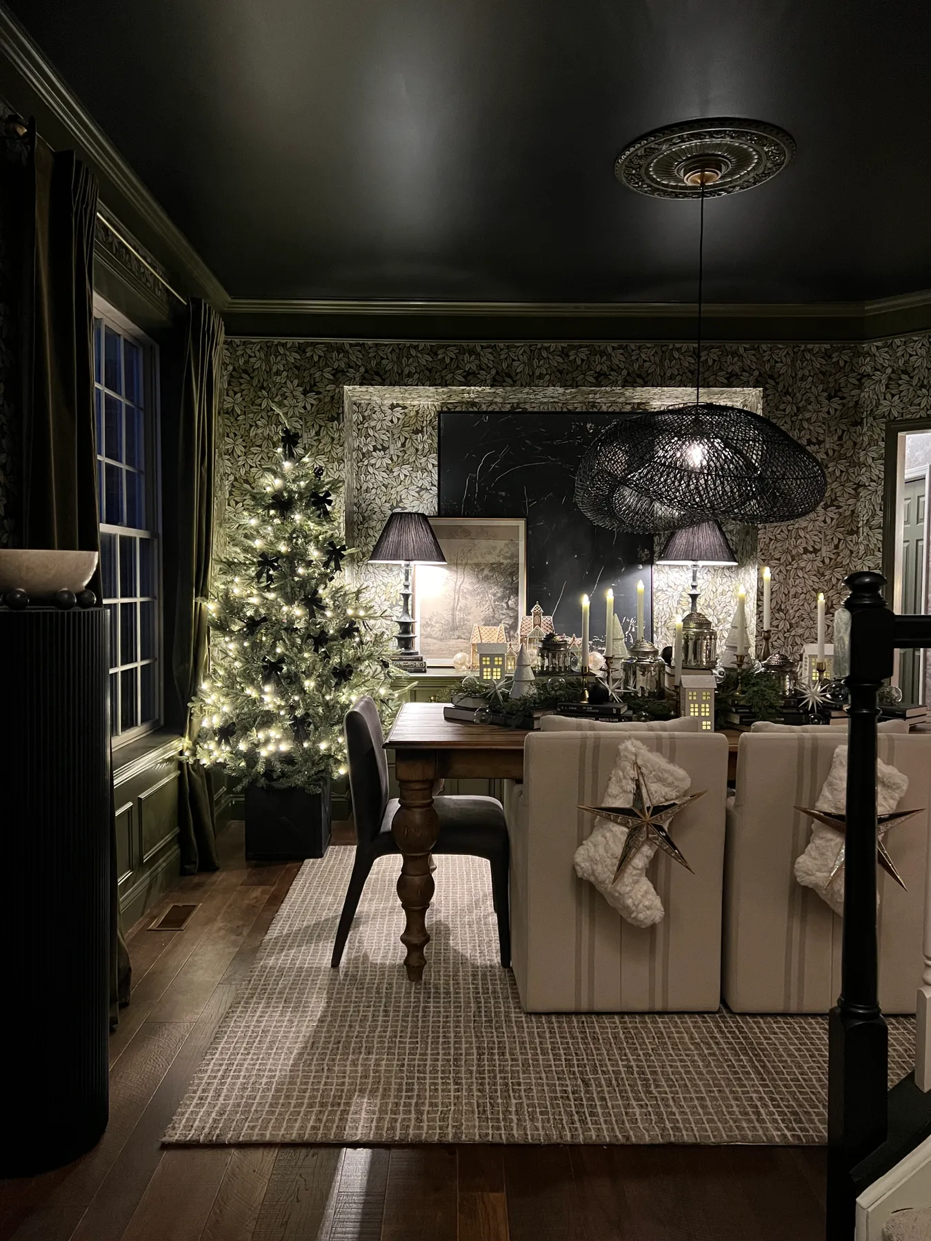 Decking the Halls in the Dining Room! - Haneen's Haven