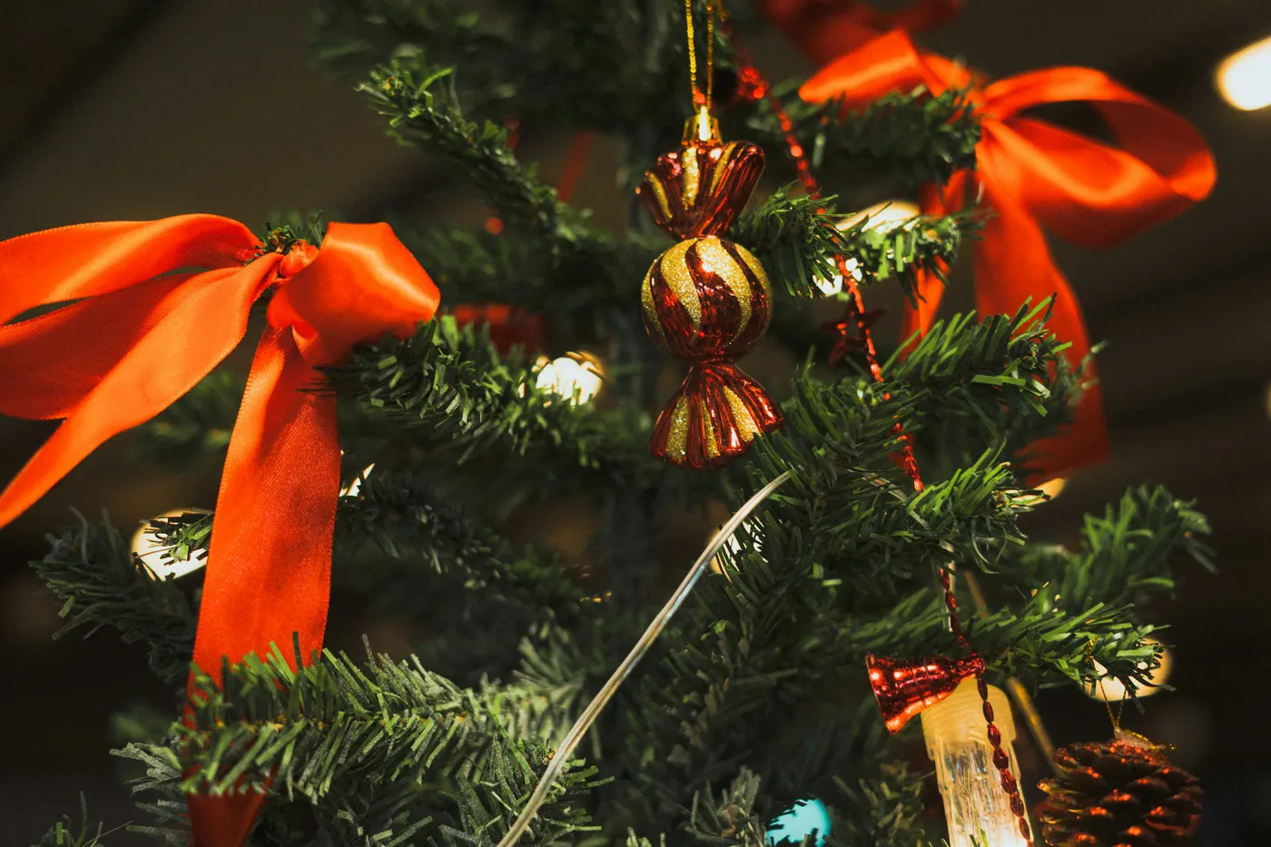 Decorated christmas tree with red bows and ornaments - Free Photo on Unsplash