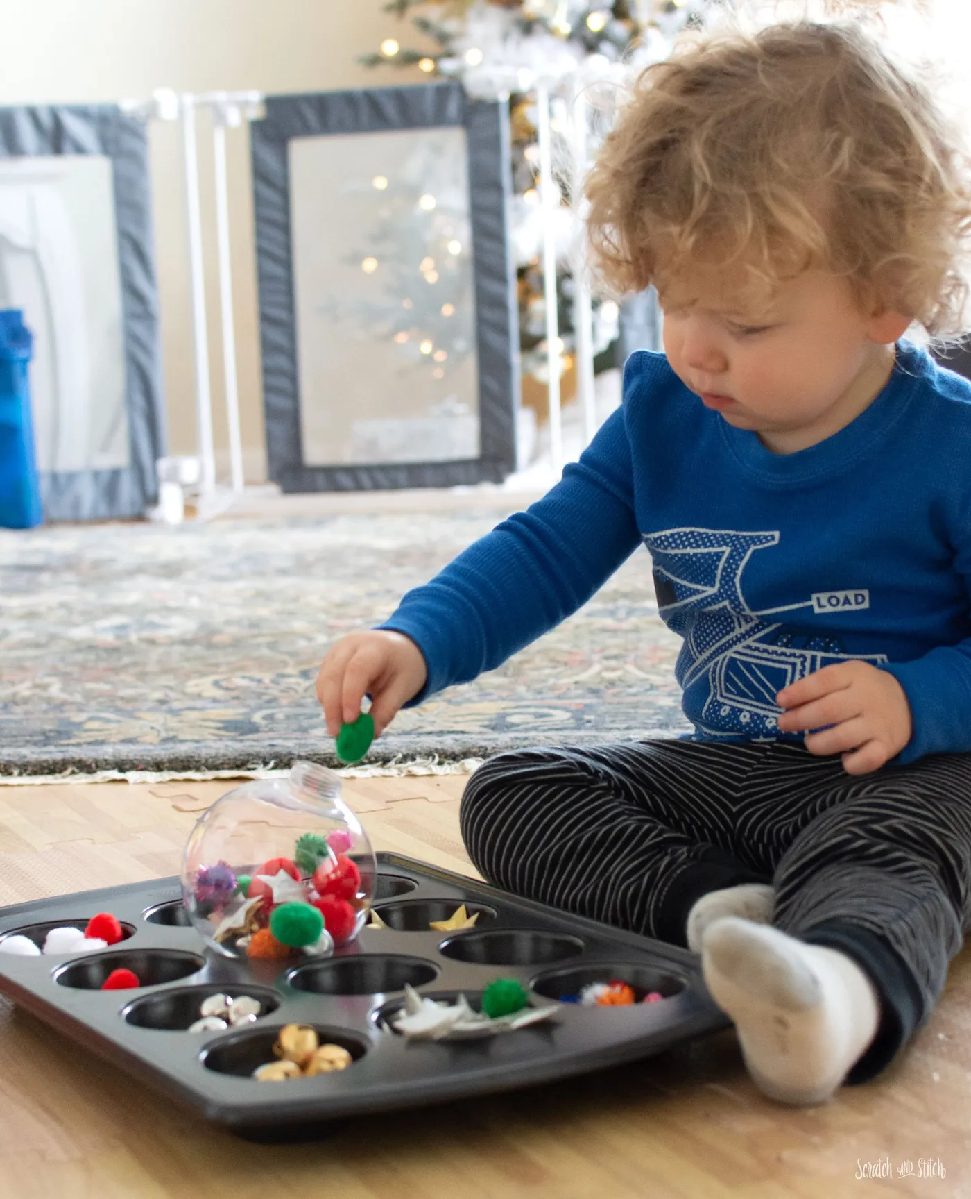 DIY Christmas Ornaments that Toddlers Can Make | Scratch and Stitch