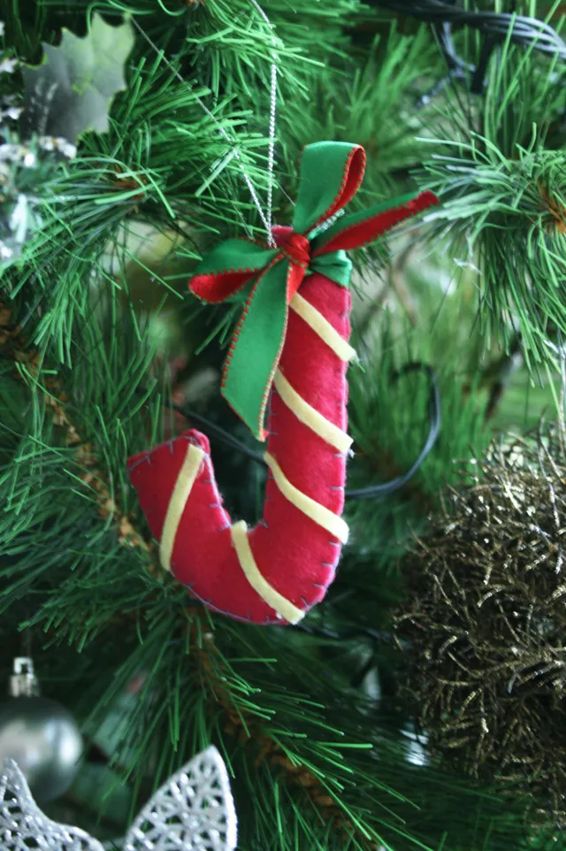 DIY Felt Christmas Ornament - MarilenStyles.com
