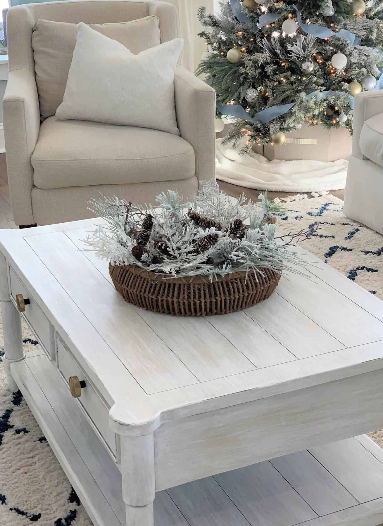 EASY 5-Minute Christmas Centerpiece Idea - thetarnishedjewelblog