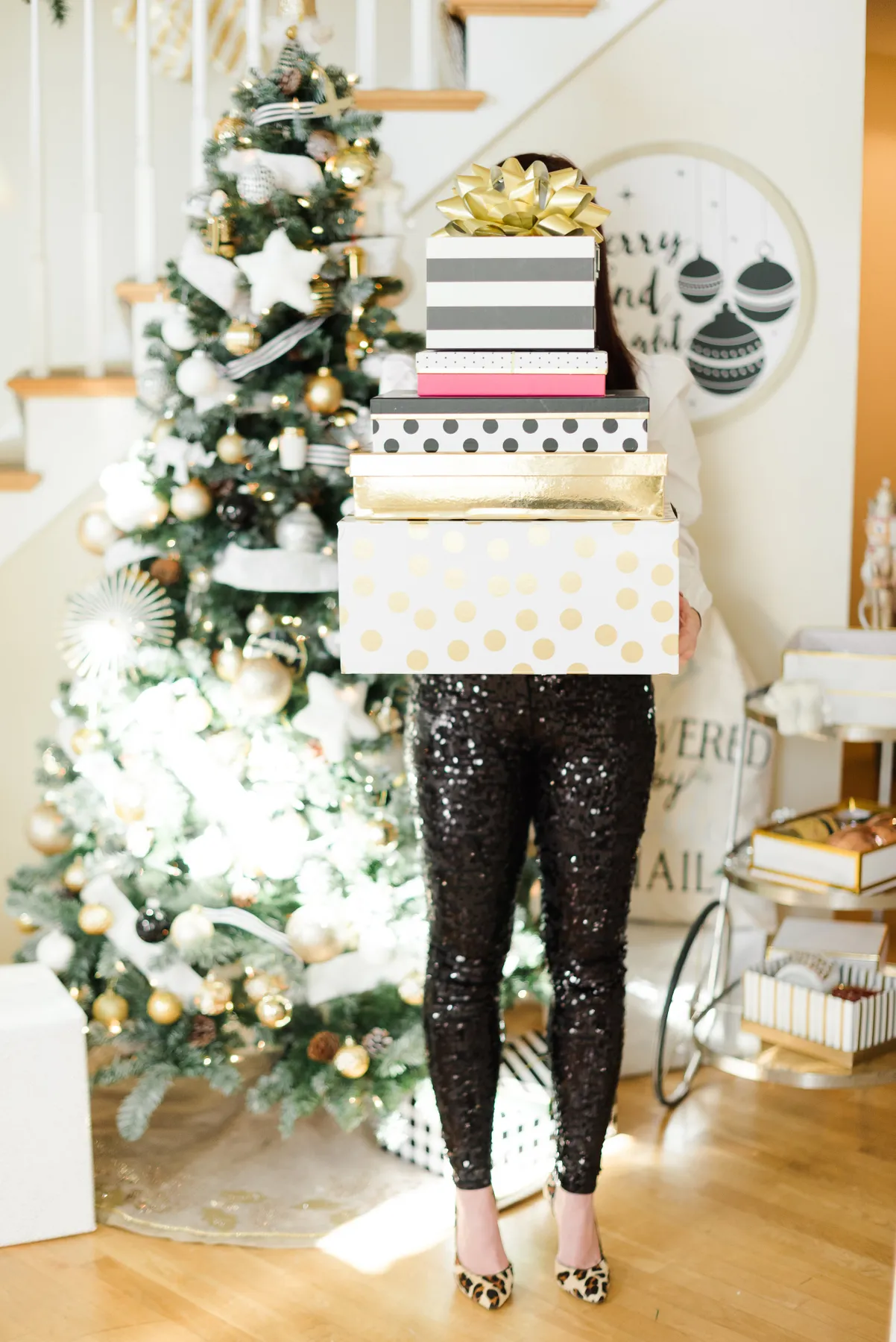 Festive Black & White Holiday Party | theeventprep.com