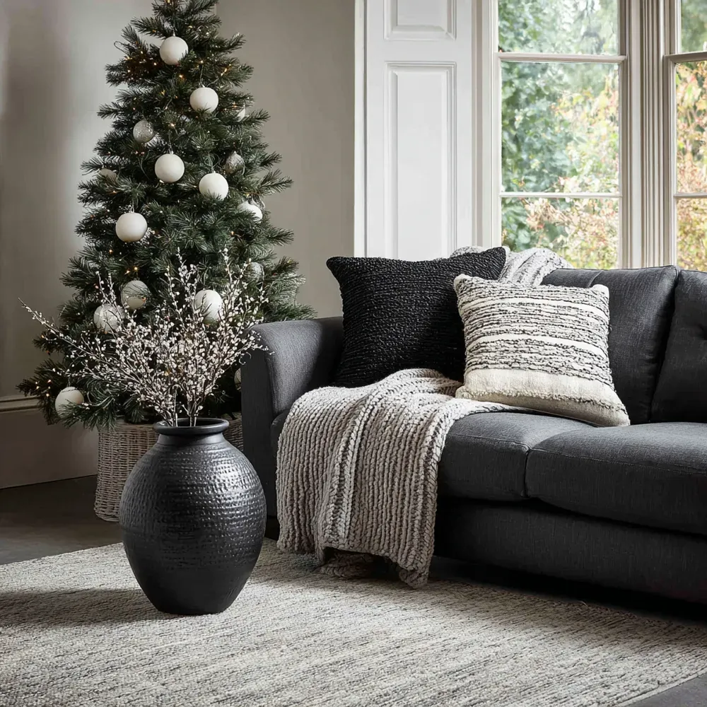 Festive Neutrals: A Chic Monochrome Christmas Tree!