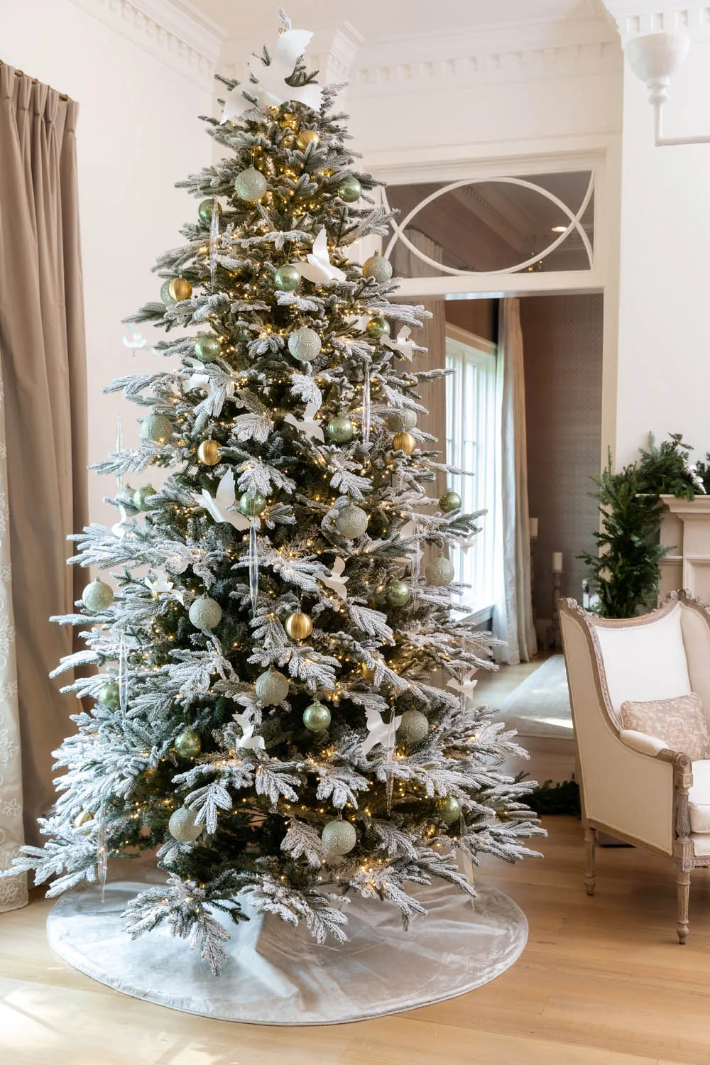 Flocked Christmas White Decorated Artificial Christmas Trees Flocked Or Unflocked: Choosing The Perfect Christmas Tree – Fig Dove