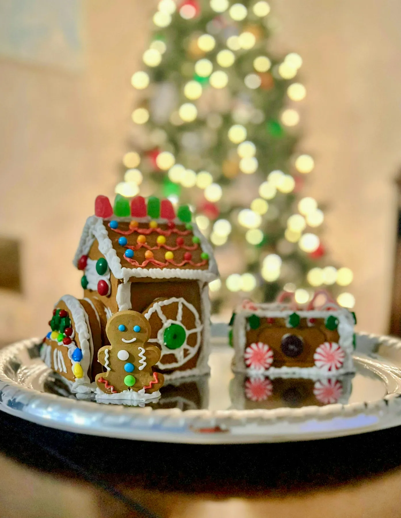 Gingerbread train and gift on a tray with christmas tree - Free Photo on Unsplash