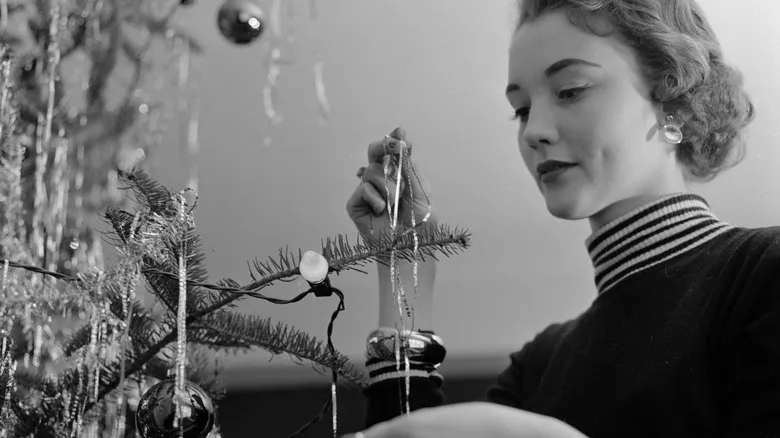Give Your Christmas Tree A More Retro Look Inspired By This 1950s Trend