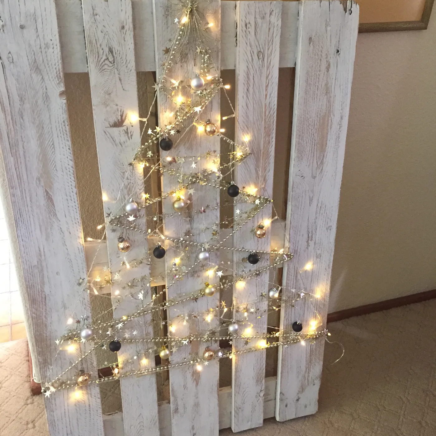 Gorgeous DIY Pallet Christmas Tree - Our Greenish Life