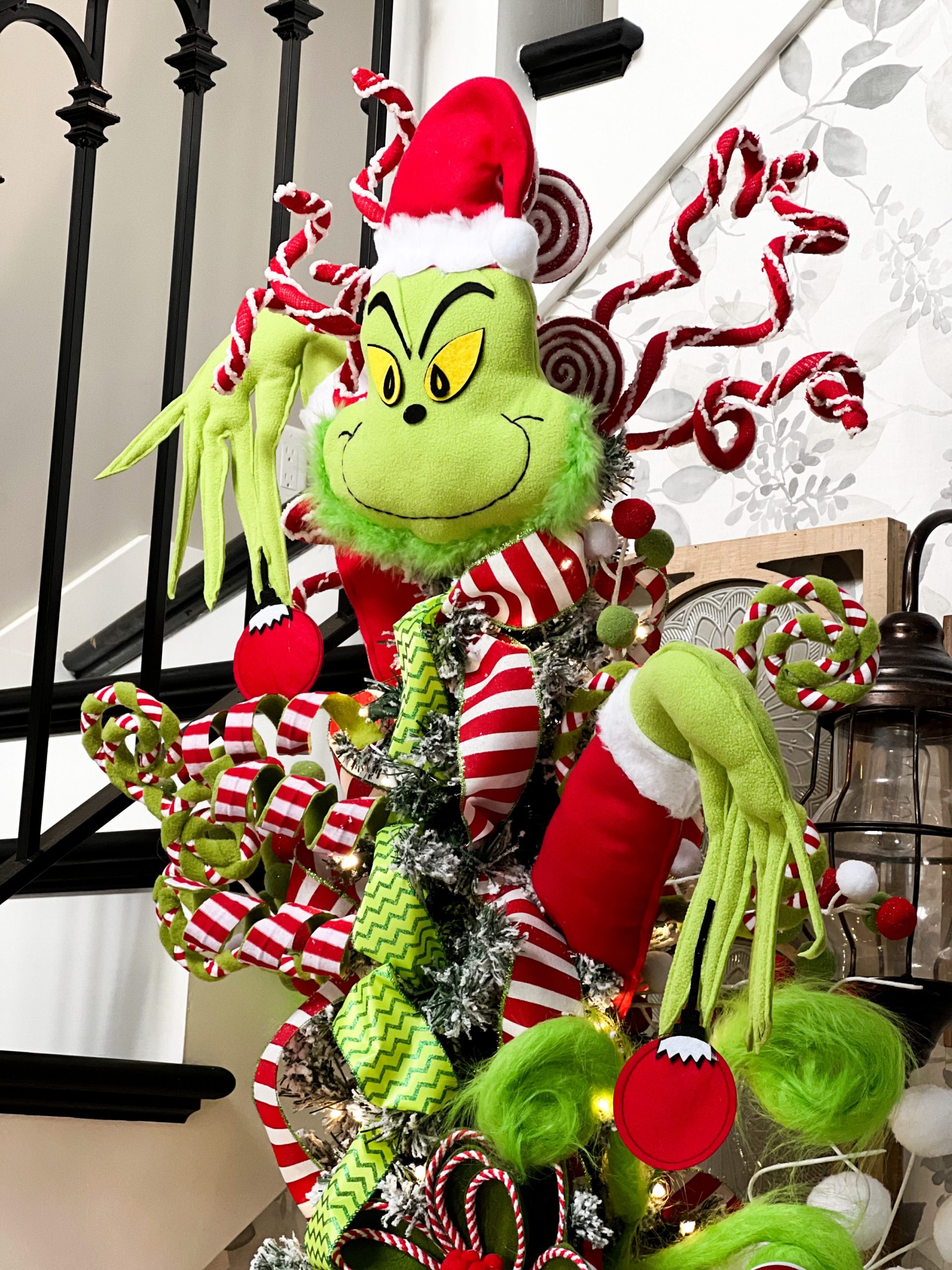 grinch-themed-tree-whimsical7 -