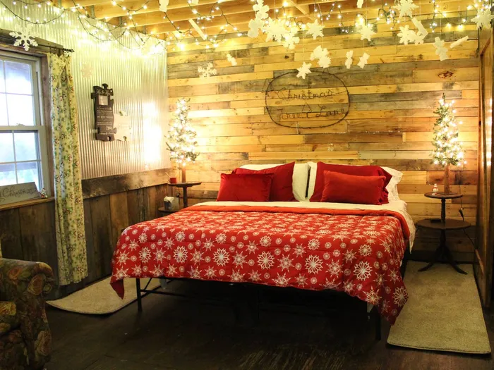 Holiday-Themed Cabin Makes It Feel Like Christmas All Year Round - Business Insider