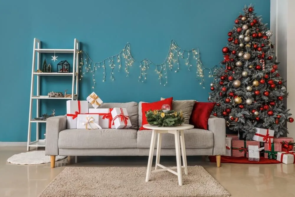 Home insurance tips for decorating this holiday season | LowestRates.ca
