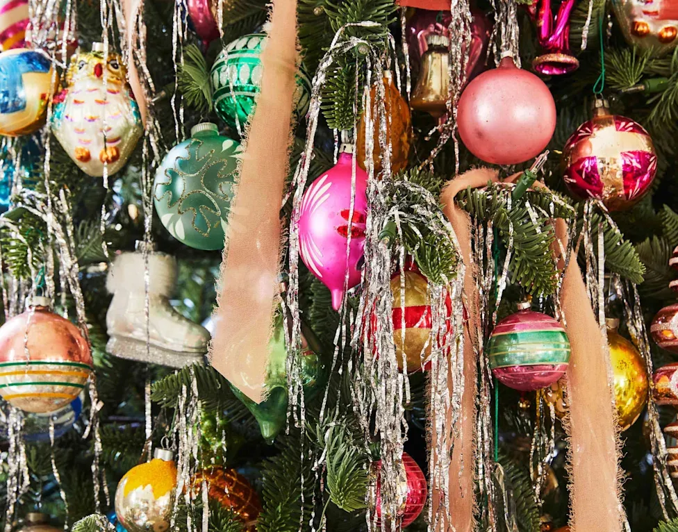 How to Clean Up and Store Tinsel