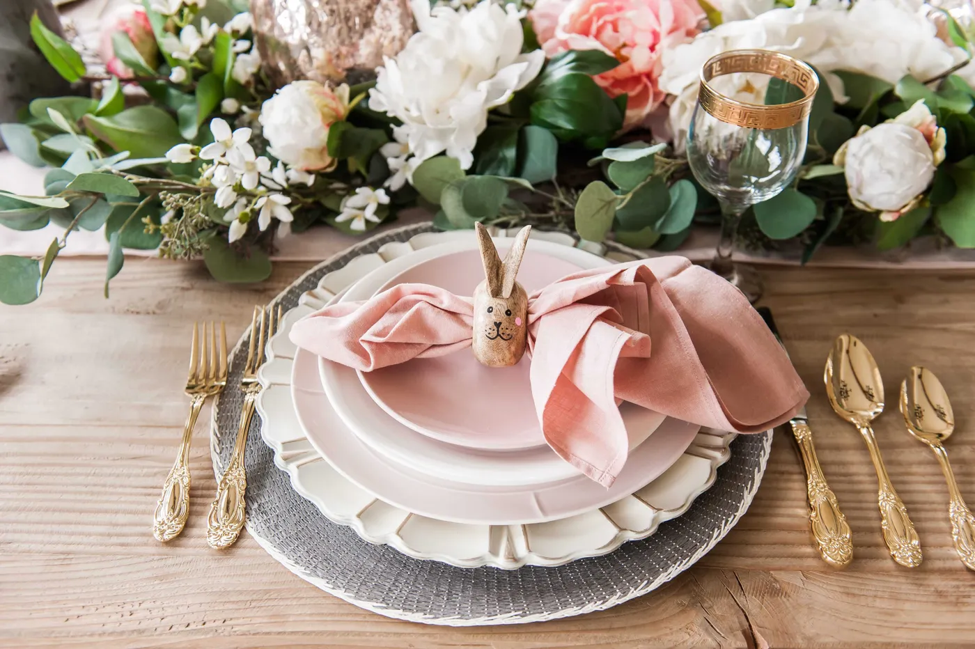 How to Create a Beautiful Tablescape on a Budget | eFavormart