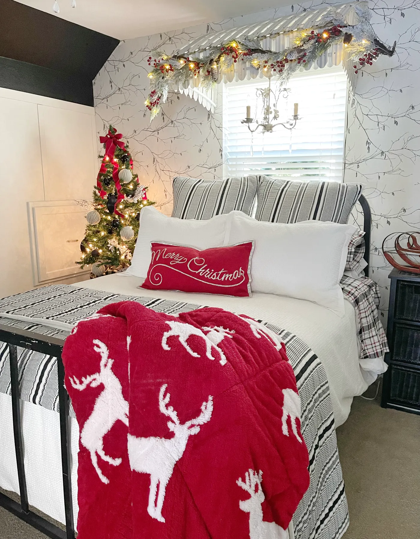 How To Create A Festive And Cozy Christmas Bedroom/Guestroom * Hip & Humble  Style