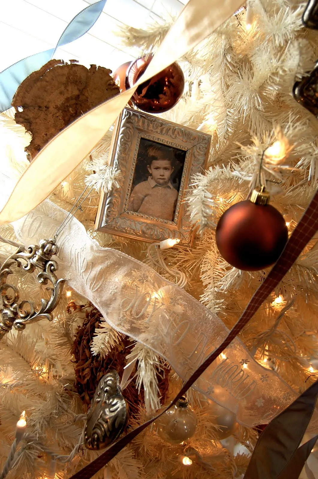 How To Decorate A Christmas Tree - Nesting Place