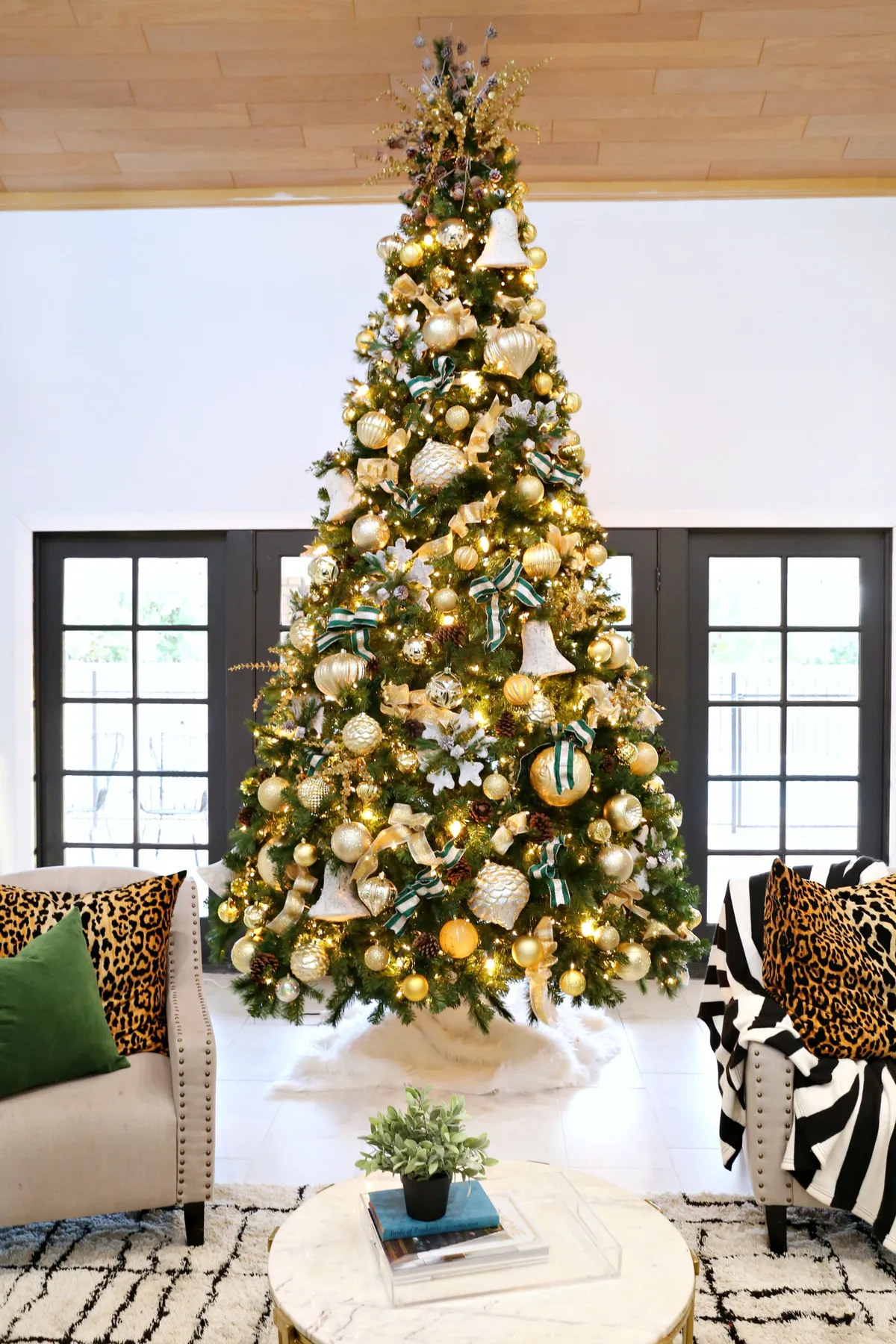 How to decorate a Christmas Tree with The Home Depot -
