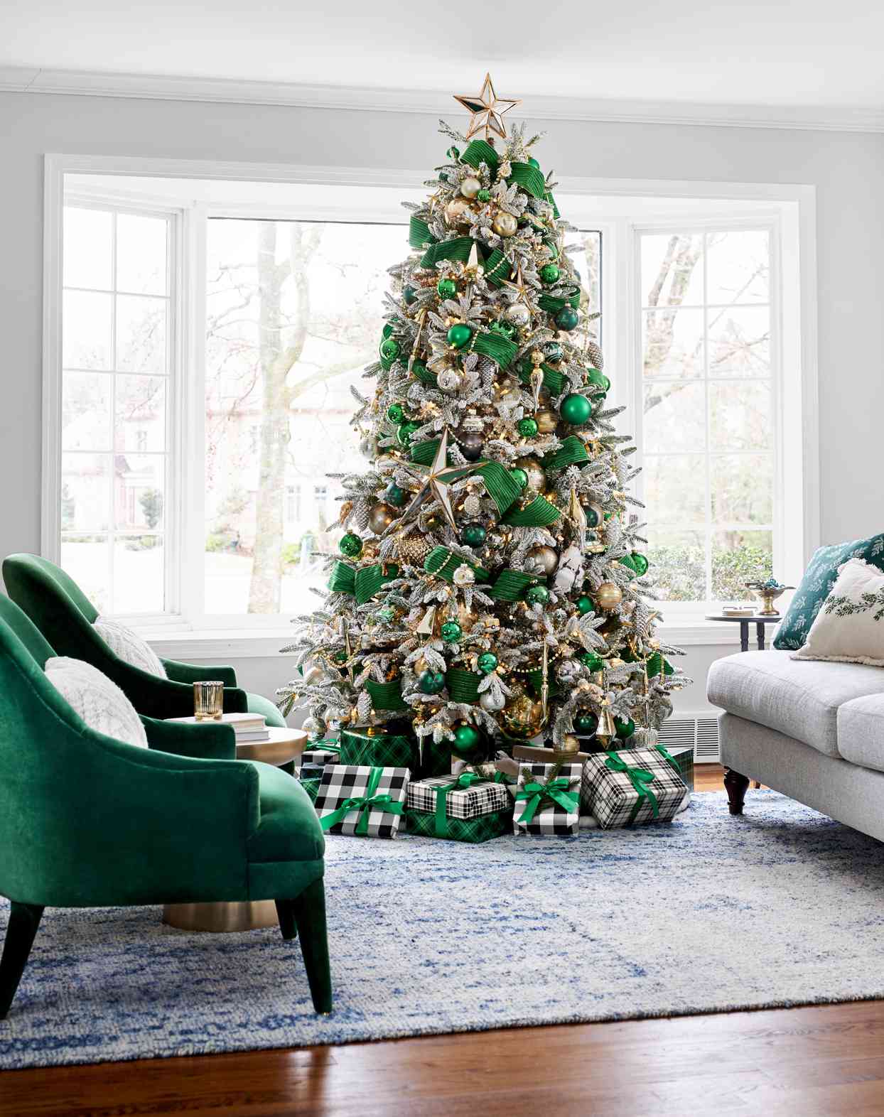 How to Decorate a Flocked Christmas Tree