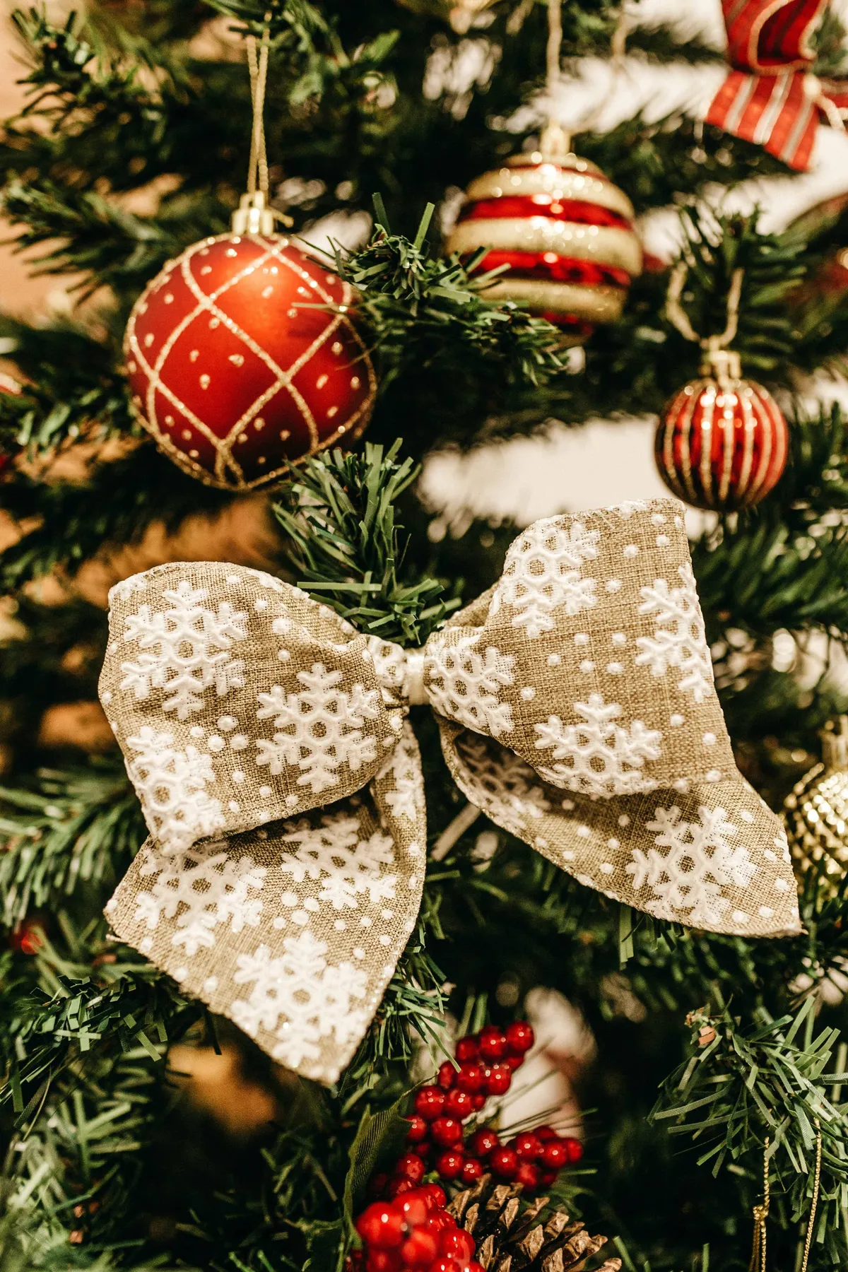 How to Decorate Your Christmas Tree With Bows and Ribbons - Discover  HubPages