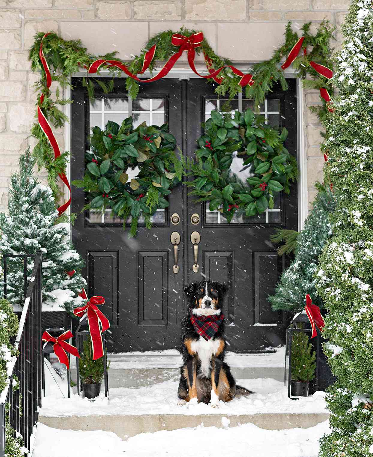 How to Hang Holiday Garlands Without Damage
