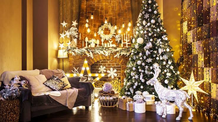 How To Style A Christmas Tree According To Interior Experts - LUXlife  Magazine
