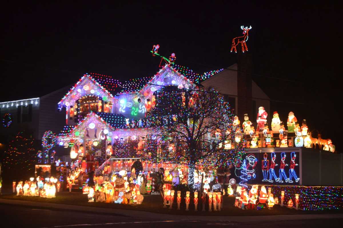 Light it up! Check out the amazing Christmas house lights in these NYC neighborhoods this holiday season | amNewYork
