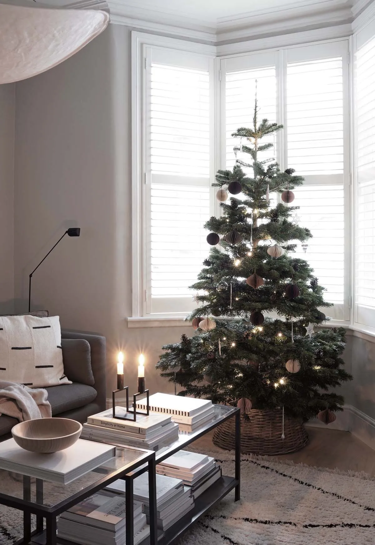 Minimalist Christmas decorations in neutral, nature-inspired colours |