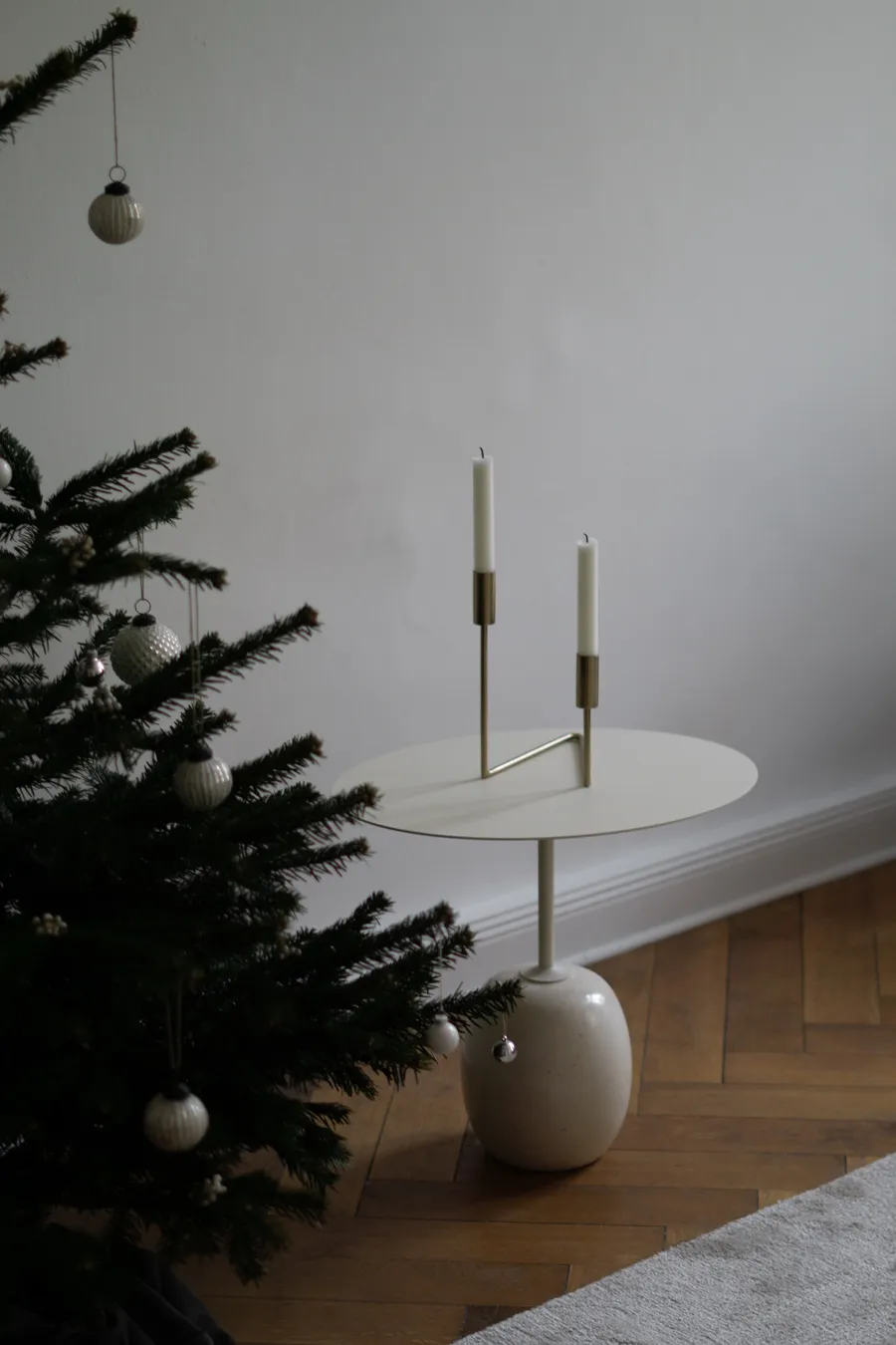 minimalist scandinavian christmas decor interior design neutral home  decorations and styling design holiday vibes beige aesthetic rg daily blog  (6) — RG Daily