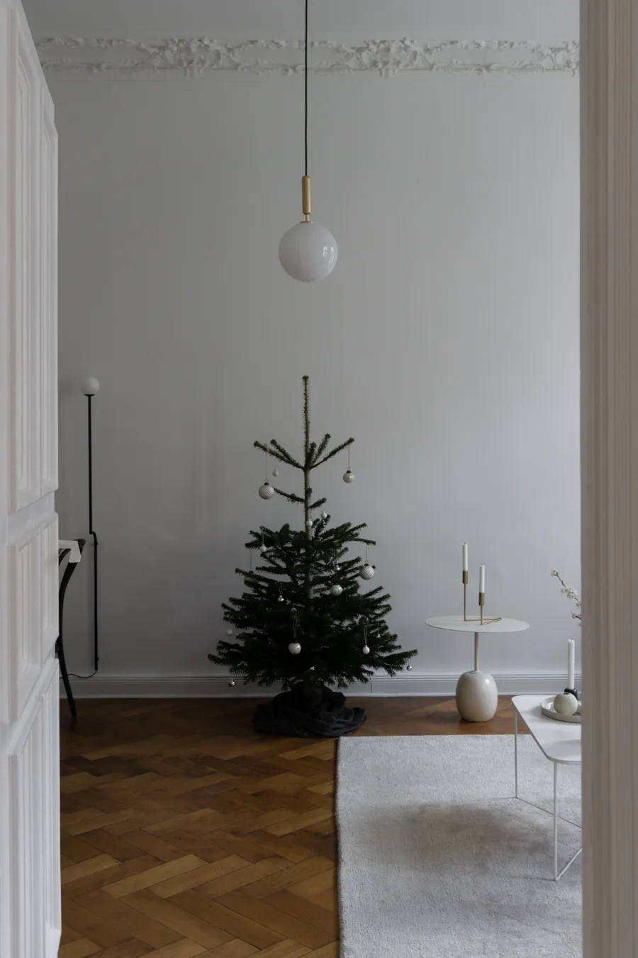 minimalist scandinavian christmas decor interior design neutral home  decorations and styling design holiday vibes beige aesthetic rg daily blog  (8) — RG Daily