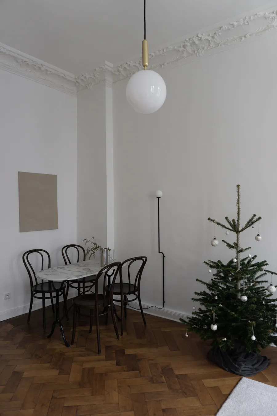 minimalist scandinavian christmas decor interior design neutral home  decorations and styling design holiday vibes beige aesthetic rg daily blog  (16) — RG Daily