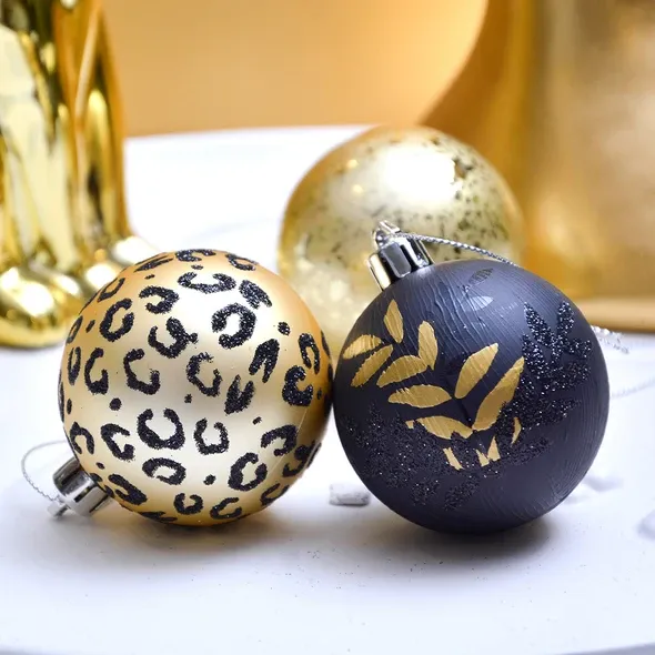 Modern Luxury: Black & Gold Ornaments