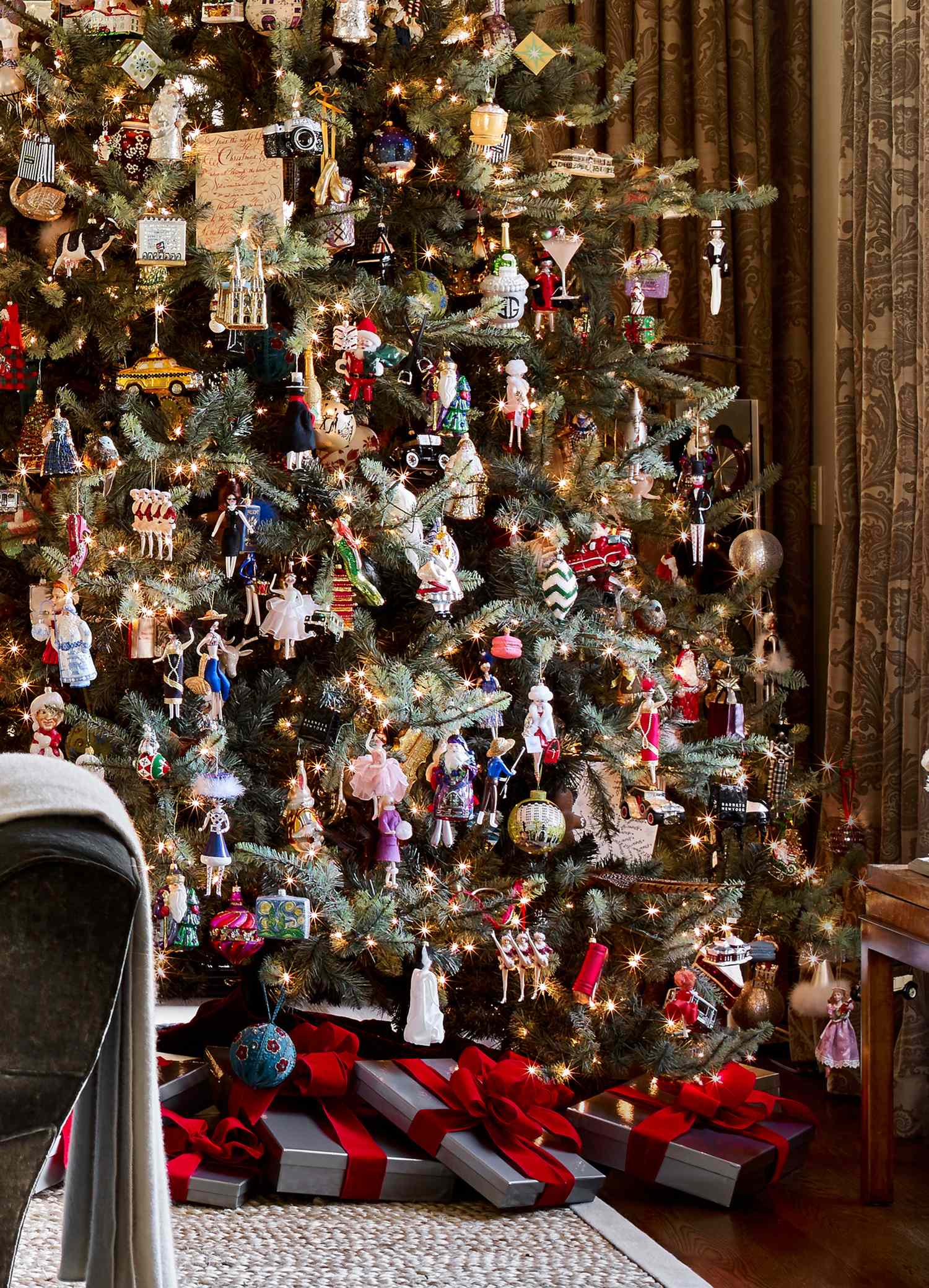 Moody Christmas Color Palettes Are Trending: Get the Look