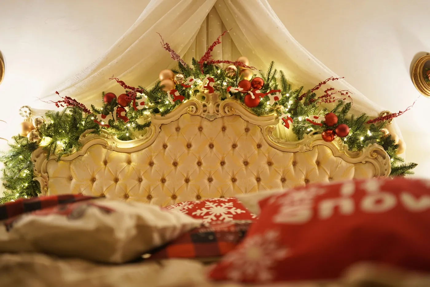 our beautiful Christmas suite, decorated with lights, colors and a Christmas tree.