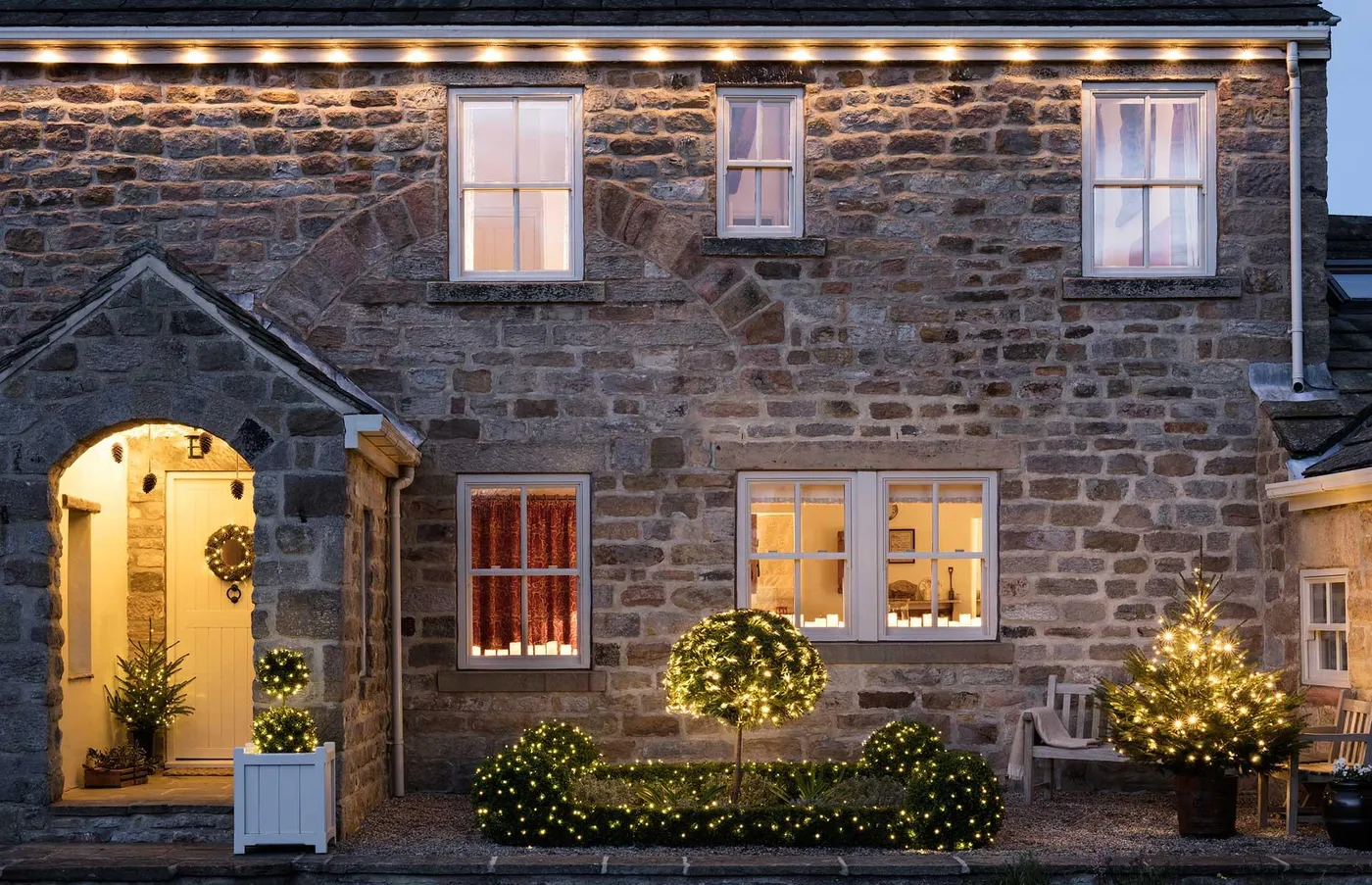 Outdoor Christmas decorating ideas | loveproperty.com