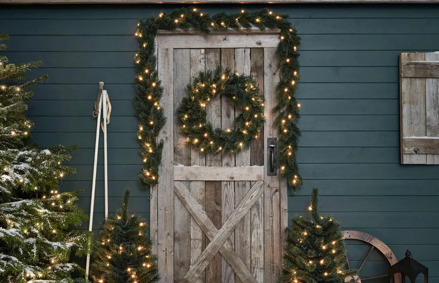 Outdoor Christmas decorating ideas | loveproperty.com