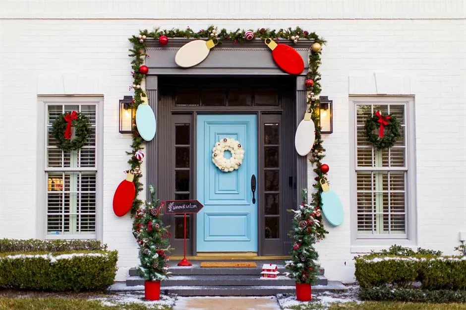 Outdoor Christmas decorating ideas | loveproperty.com