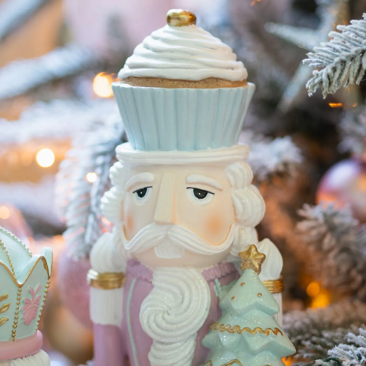 Pastel nutcracker 45cm polyresin | It's all about Christmas