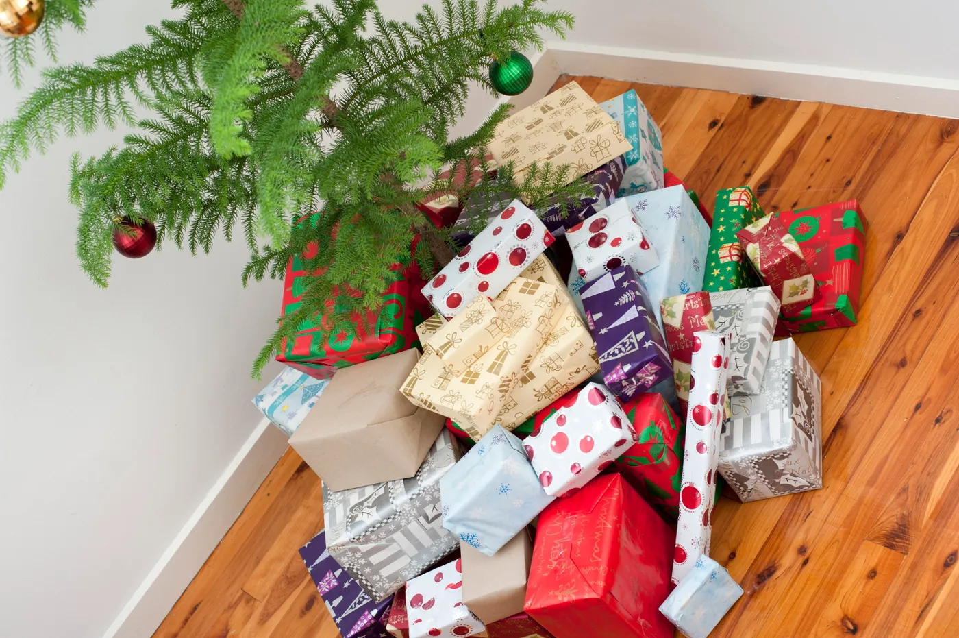 Photo of Huge pile of Christmas gifts under the tree | Free christmas images
