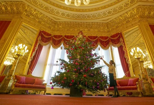 Photos of Royal Family's Windsor Castle Christmas Decorations - Business Insider