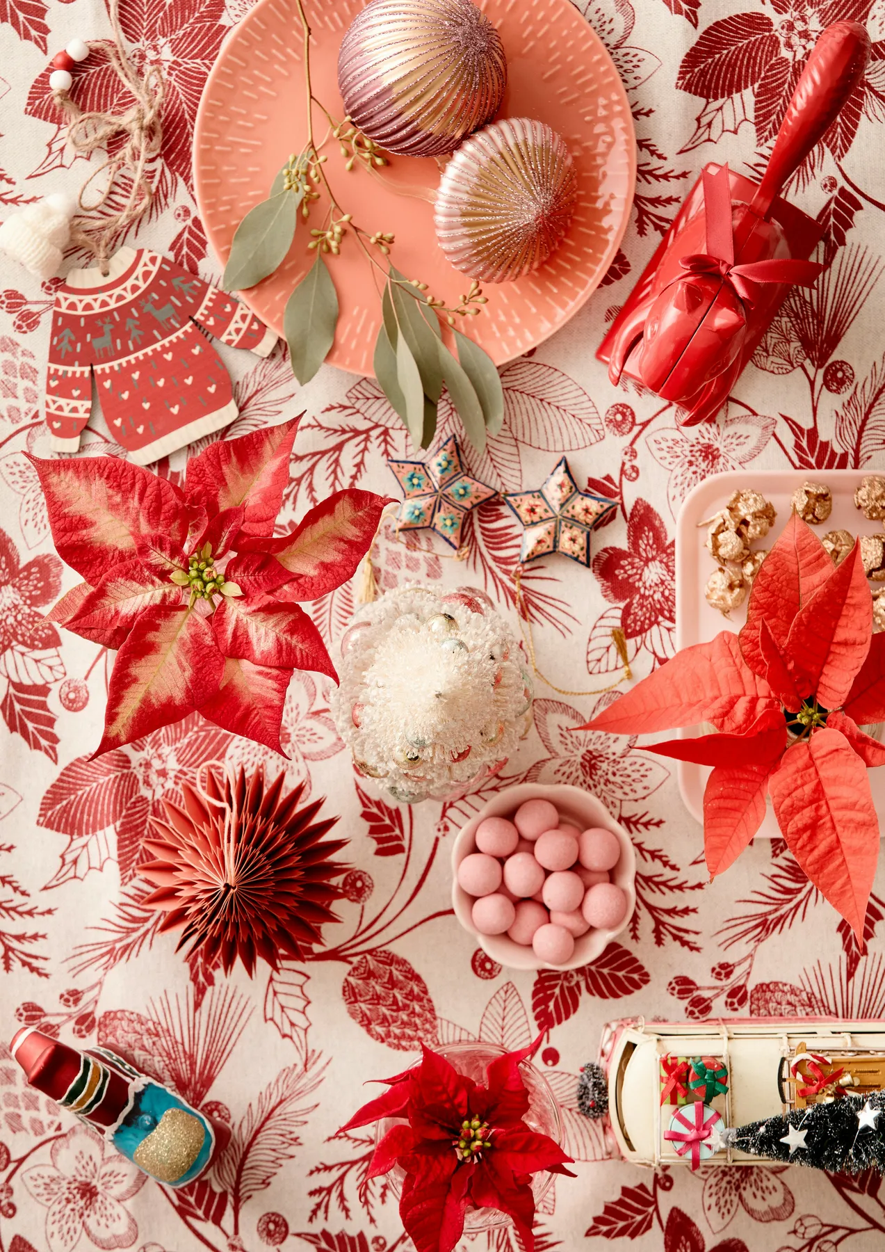 Poinsettias can be used to realise countless festive DIY ideas. Cut and mini poinsettias are perfect for creative craft projects. Tip: Decorations and fabrics with a vintage feel are on-trend and work