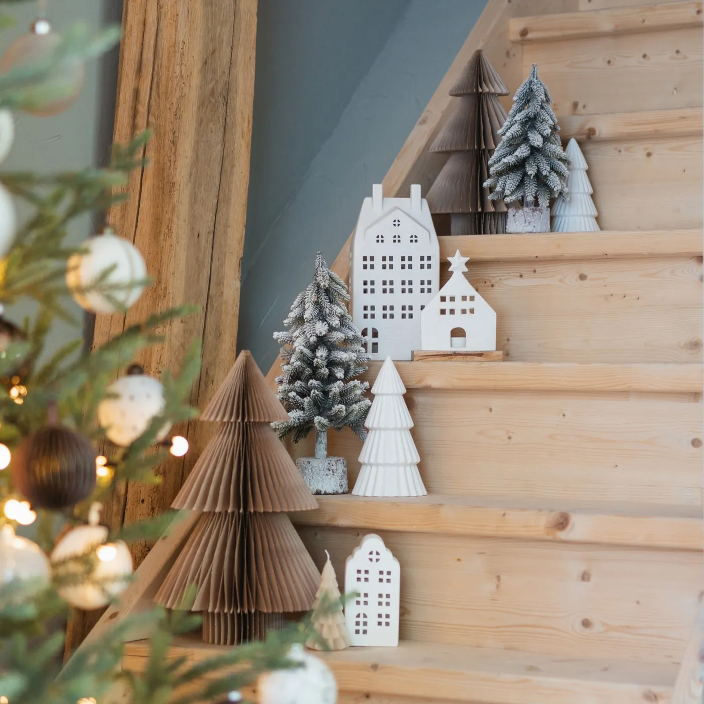 Porcelain Christmas tree with LED | White | 20 cm | It's all about ...