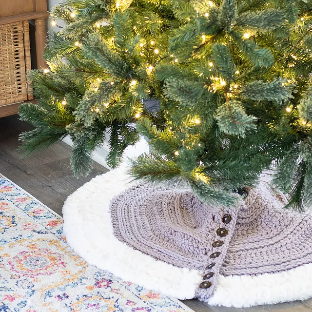 Ravelry: Farmhouse Christmas Tree Skirt pattern by Alex DellAringa