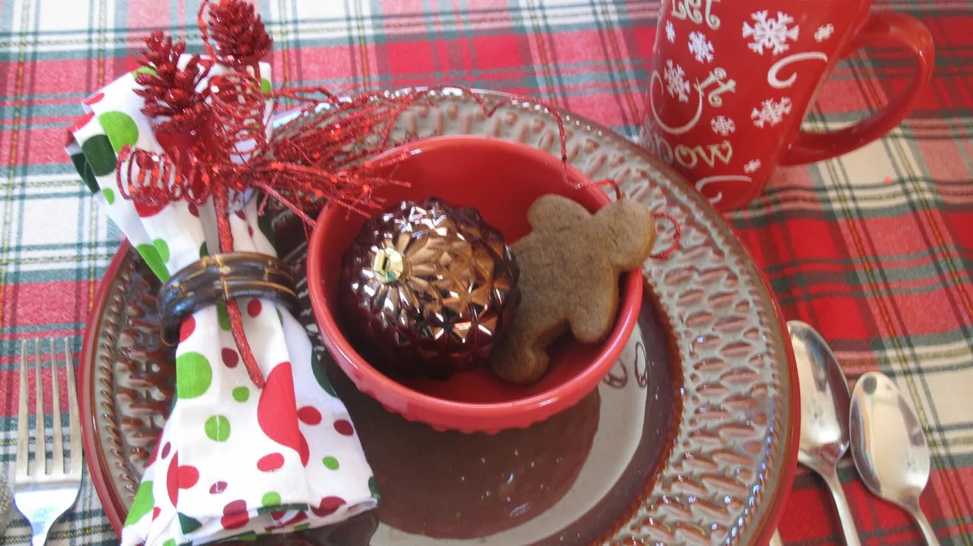 Red Couch Recipes: Gingerbread Dreams Tablescape