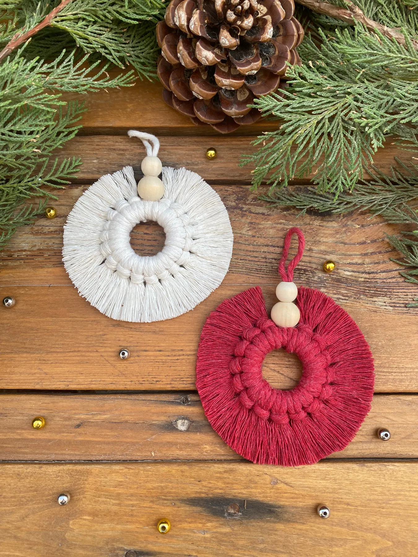 Rounded Ornament with Beads – Knot & Hook