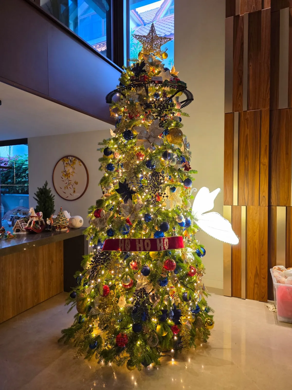 Royal Yuletide – Burgundy Red & Champagne Gold Christmas Tree | Twinkle Jingle Services