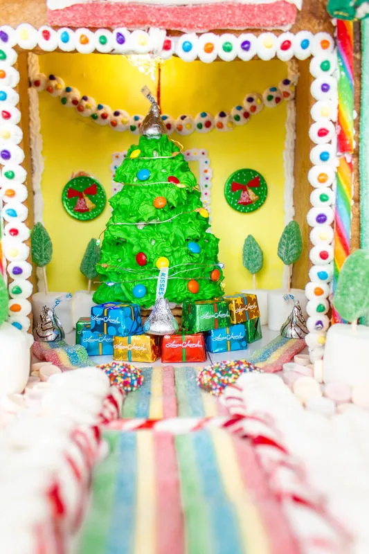 Santa's Workshop - Epic Gingerbread House - Jennifer Kalynuik