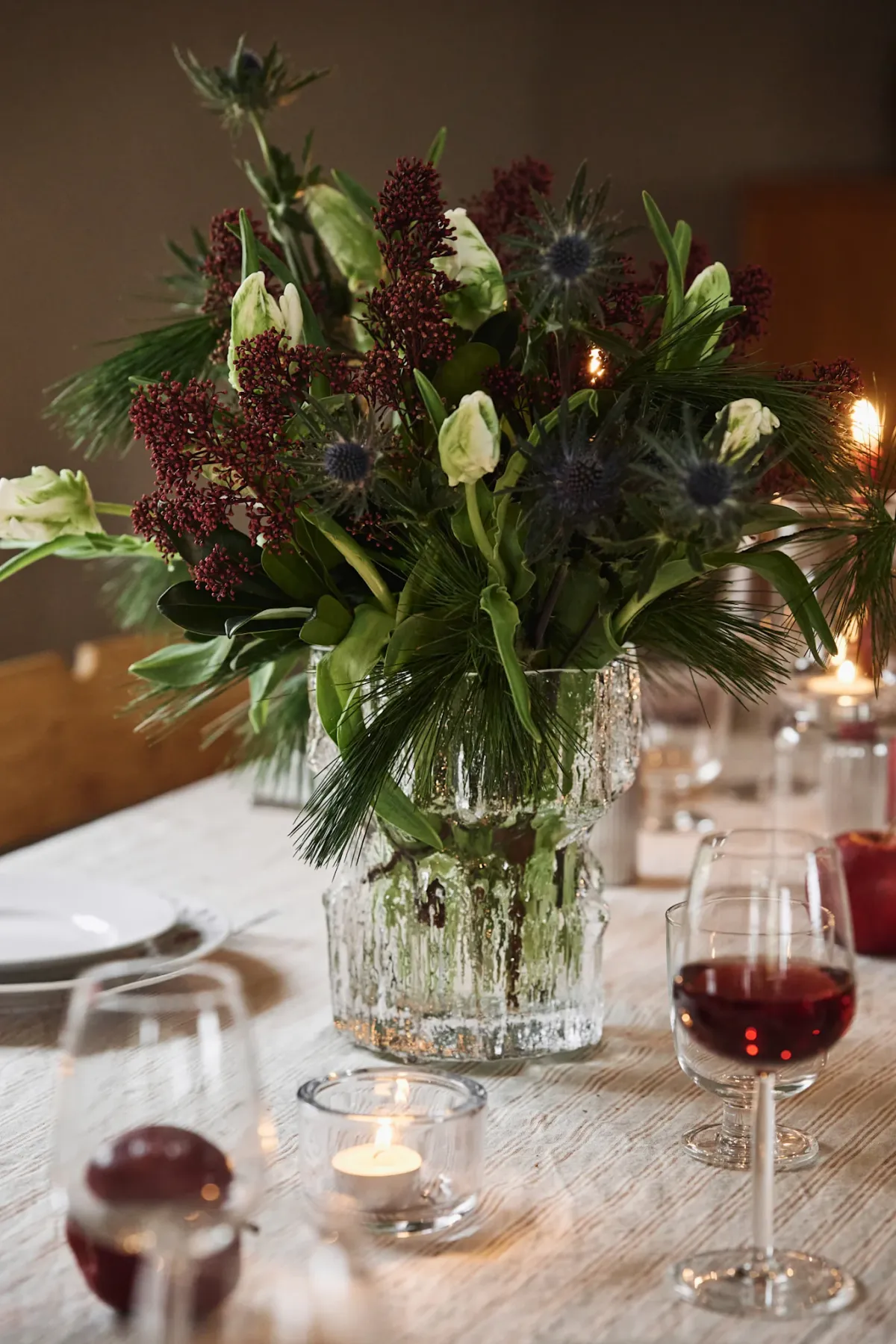 Scandinavian Christmas table setting ideas with a festive touch