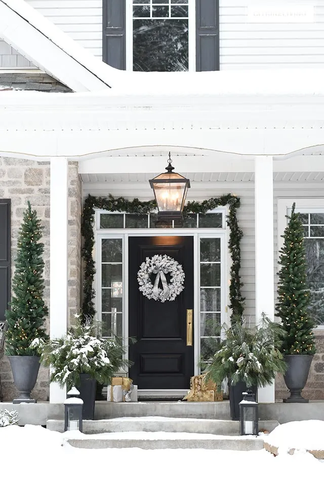 SIMPLE CHRISTMAS FRONT PORCH DECORATING