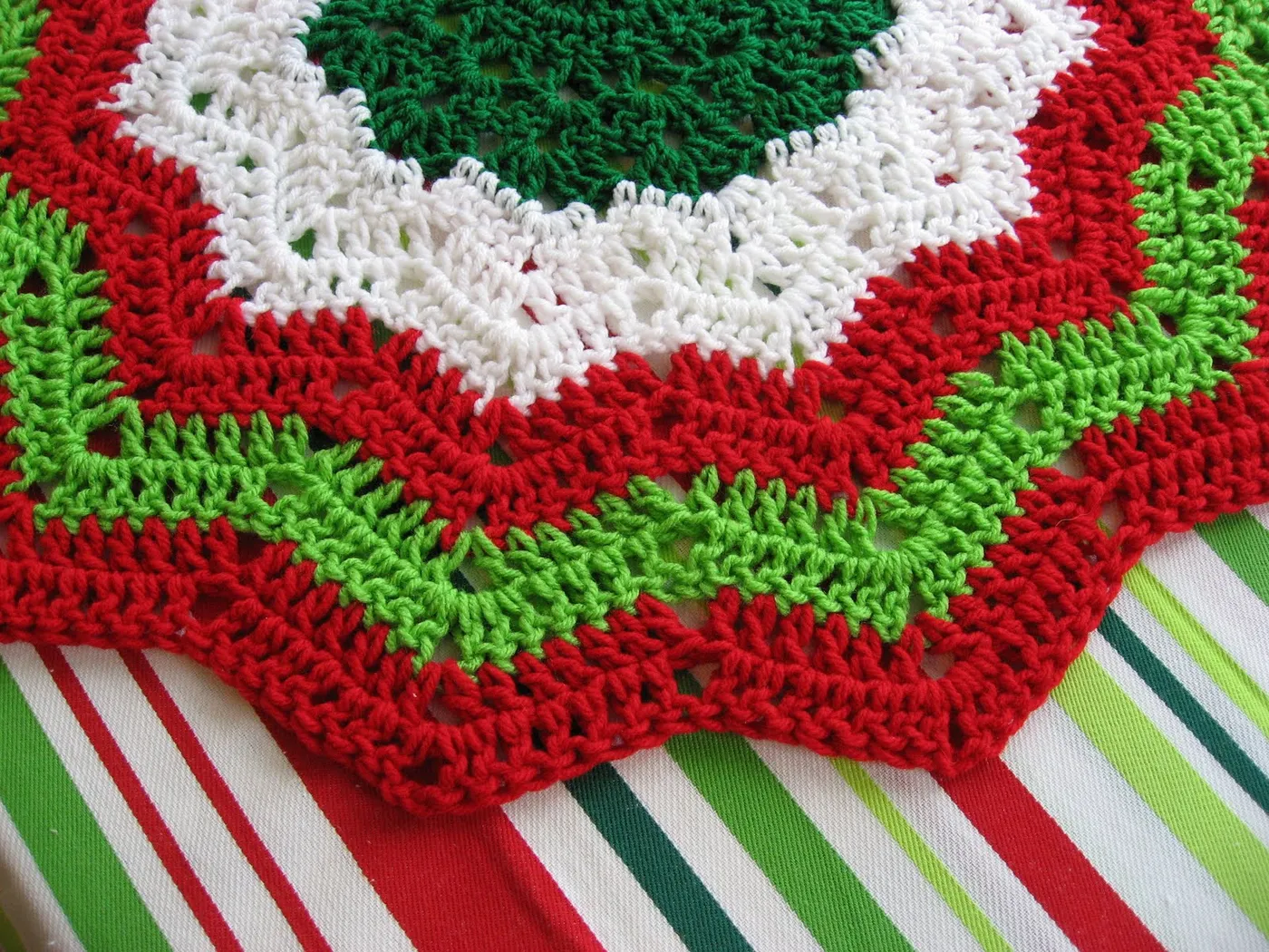 Simple Crochet Tree Skirt Pattern