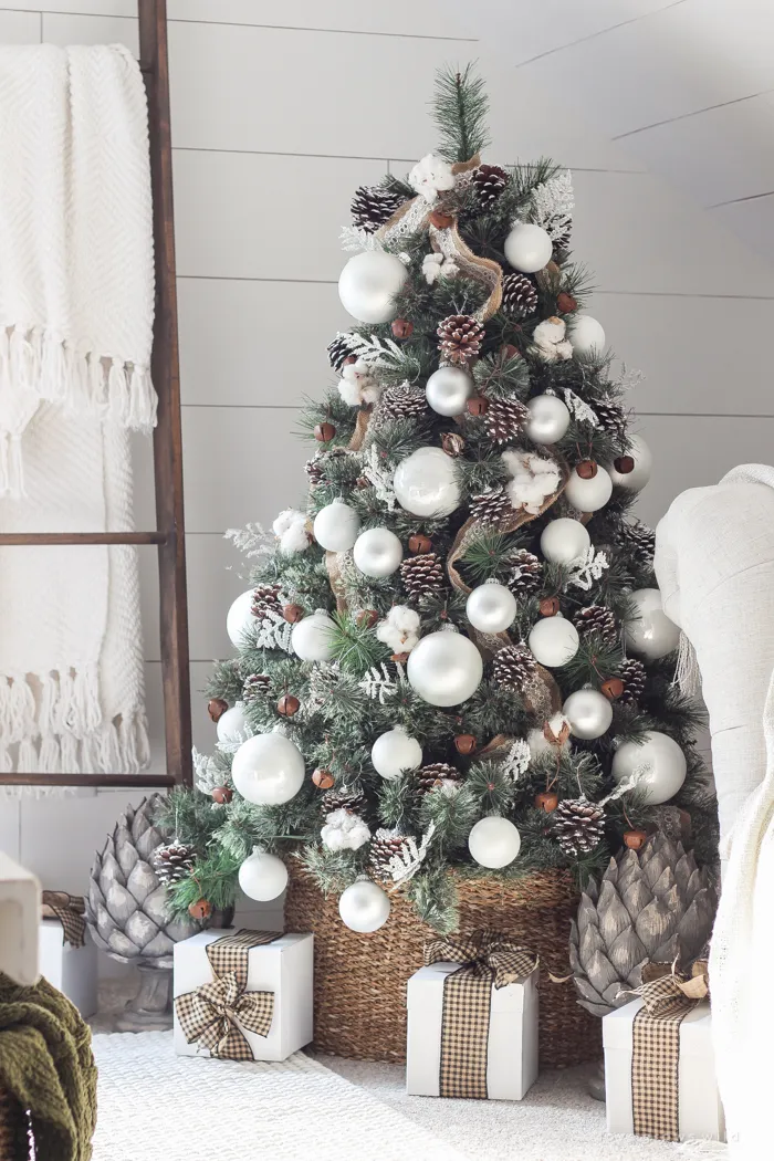 Simple-Farmhouse-Christmas-Bedroom-12 - Mummyfique