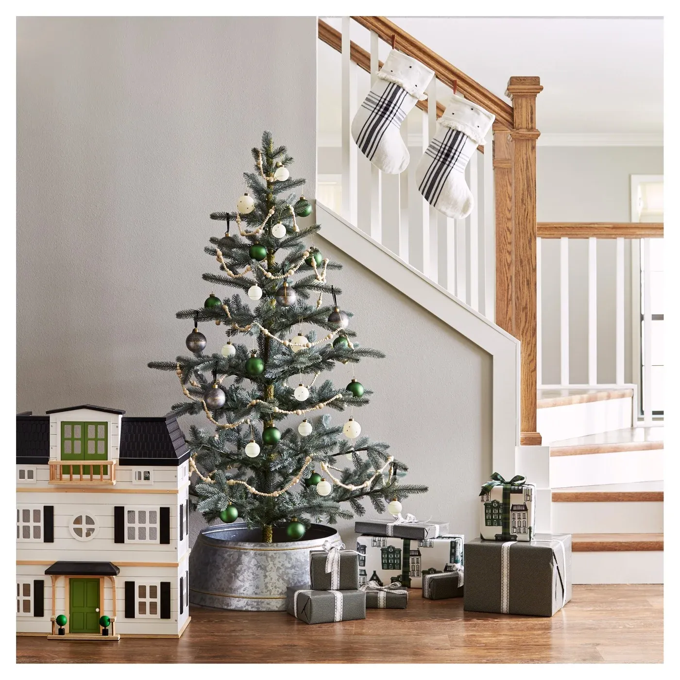 Simple Scandinavian Christmas Tree Decorating Inspiration